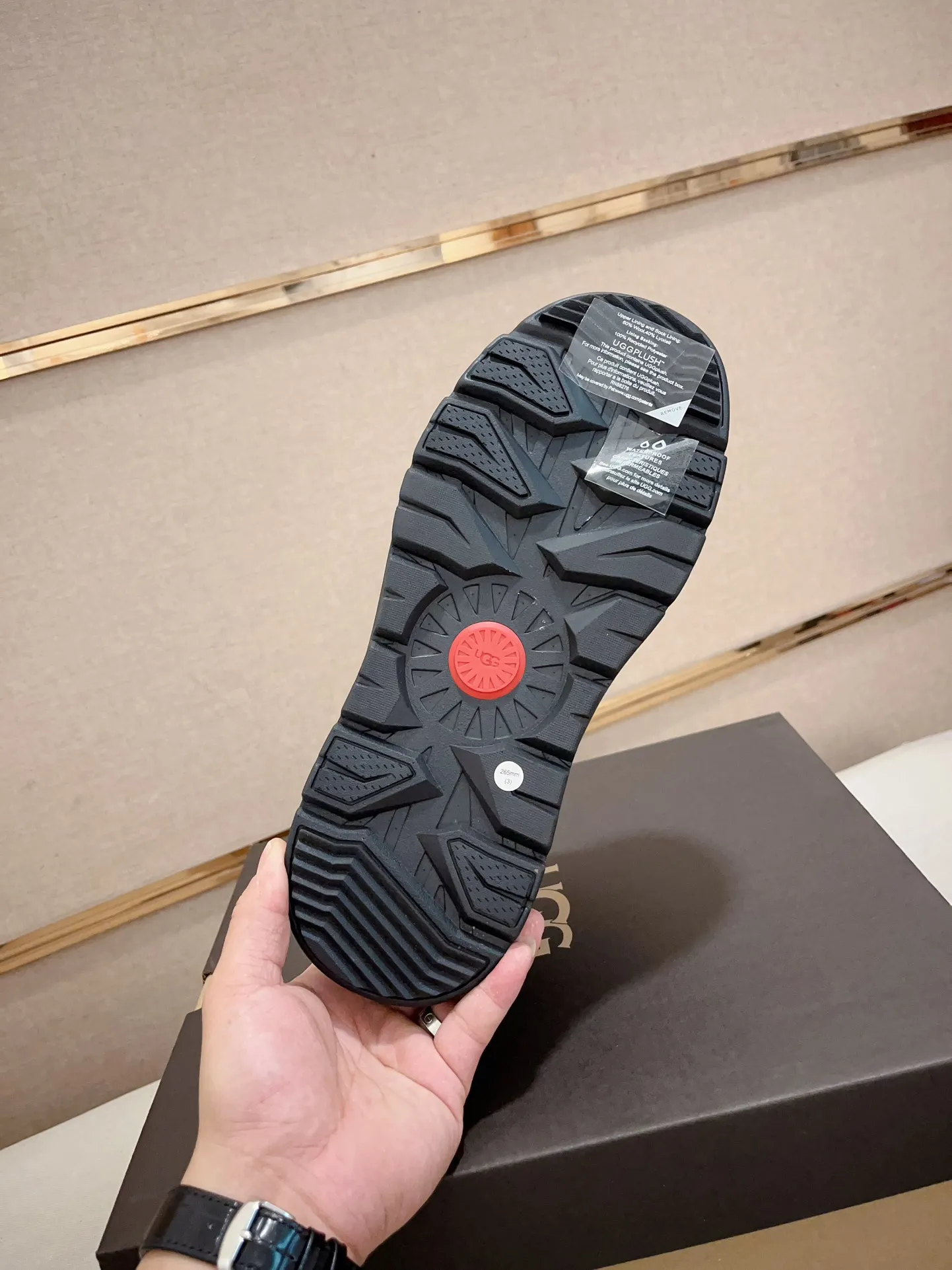 Men's shoes💰: 600💰(high-end goods) UGG❄️❄️Latest model 1:1⃣️quality, fabric: high-end quality first-layer cowhide imported from Europe. Lining: wool lining, sole: pure imported rubber foam outsole. ❤️High-end goods, fine workmanship, trendy and fashionable. The fit is very classy. If you know the goods, you will definitely not be able to refuse😍😍Code number: 41-45. Can be customized 46.47.